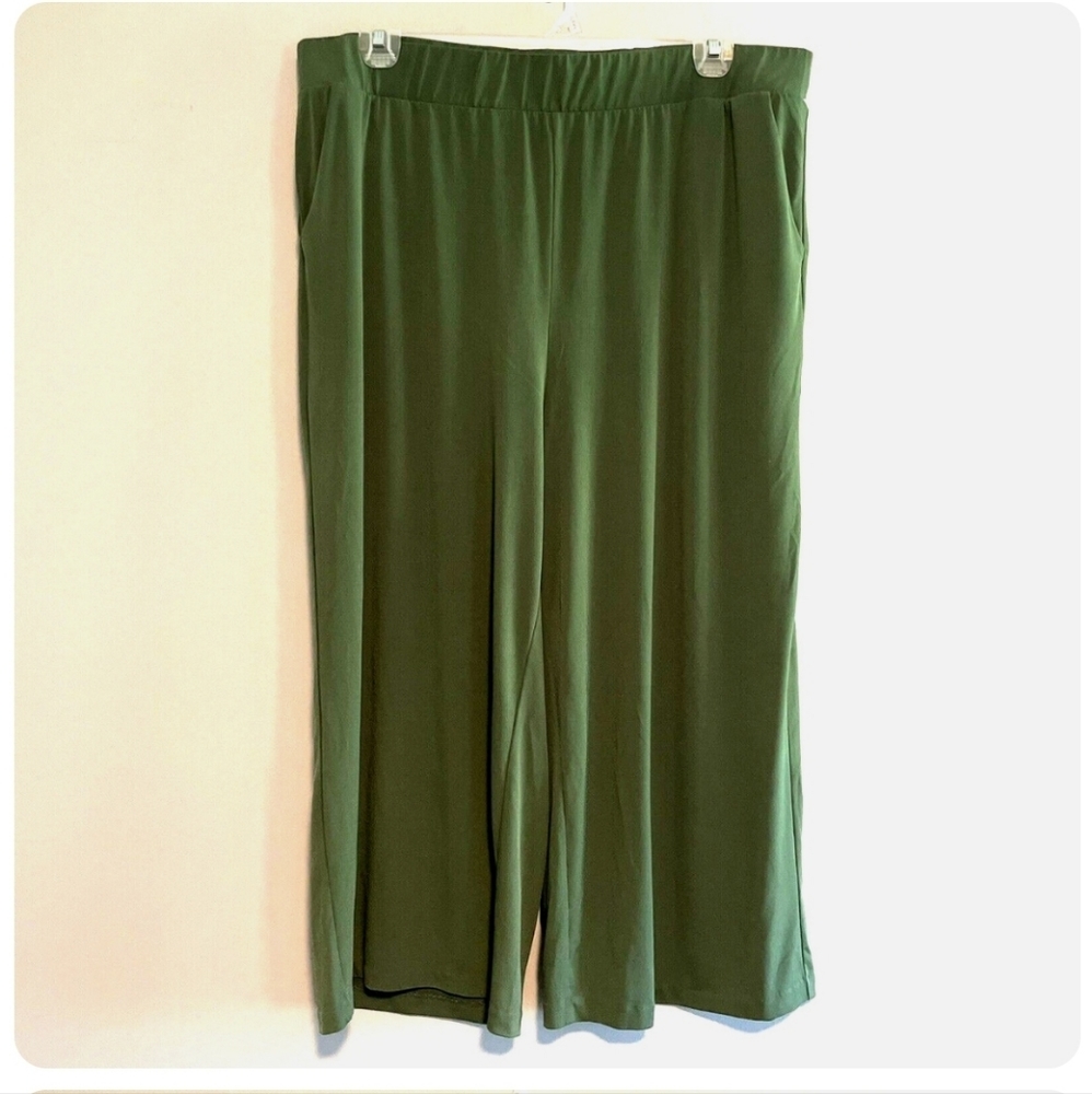Torrid Capri Pants Slinky Studio Knit Womens Size 3 Green Wide Leg